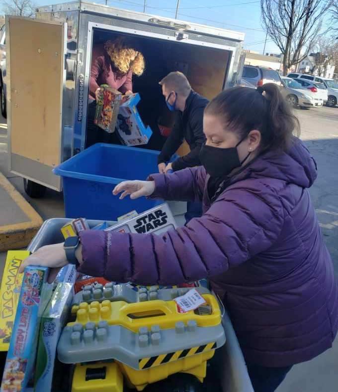 UScellular Store Manager Jennifer Hadenfeldt Sorts Toys for Waypoint Kids.jpg